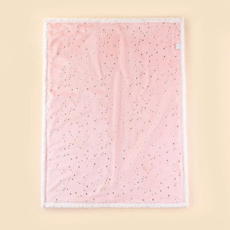 Couverture étoile pour bébé rose 75x100 cm dépliée à plat.