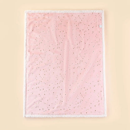 Couverture étoile pour bébé rose 75x100 cm dépliée à plat.