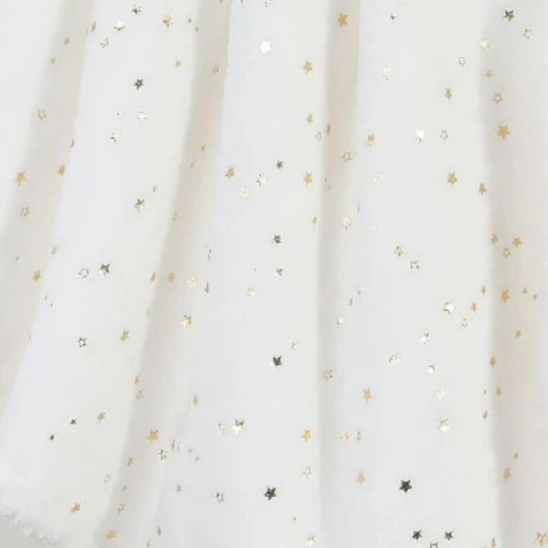 Détail du velours blanc d'une couverture étoile pour bébé pailletée.