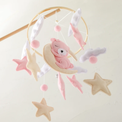 Détails des étoiles et personnages du mobile bébé