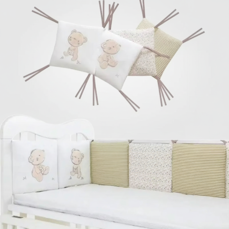 Détails tour de lit bébé beige à motifs ourson