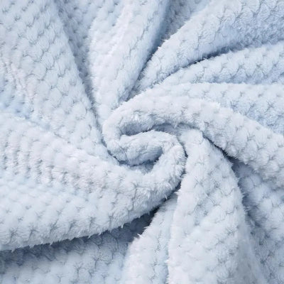 Détail de la texture d’une couverture bébé polaire tissu doux et respectueux de la peau