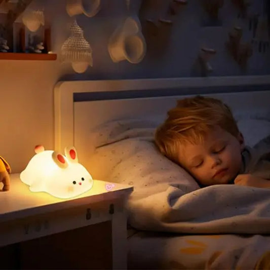 Enfant endormi avec une veilleuse bébé lapin lampe de chevet recharge USB 