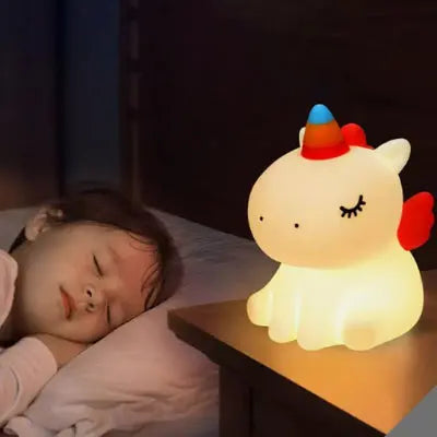 Enfant endormie avec Veilleuse licorne LED en silicone