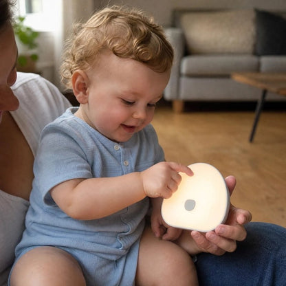 Enfant touchant une veilleuse bruit blanc portable et sans fil