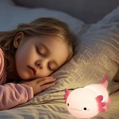 Fillette endormie avec une veilleuse bébé Axolotl mignon et original 
