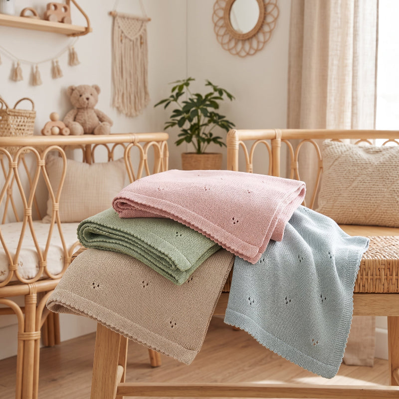 Couverture pour bébé au tricot rose, beige, bleu ou vert
