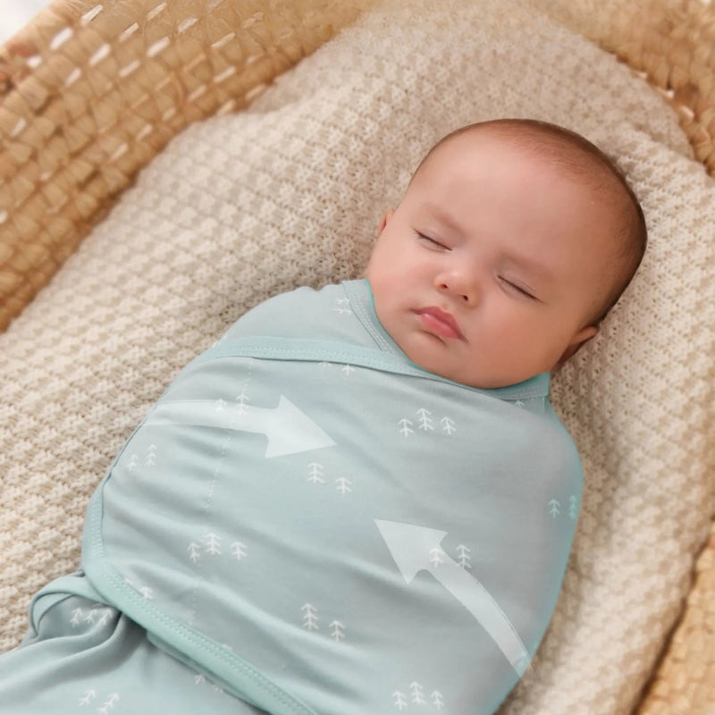 Gigoteuse d'emmaillotage vert sauge, bébé enveloppé dans son couffin
