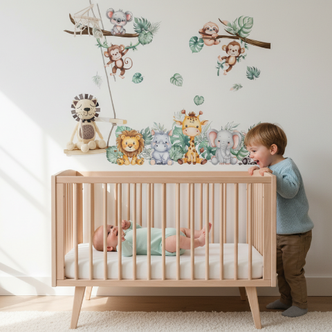 Gros plan sur des stickers muraux animaux pour chambre enfant avec une girafe et un éléphant au-dessus d'un berceau en bois.