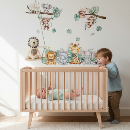 Gros plan sur des stickers muraux animaux pour chambre enfant avec une girafe et un éléphant au-dessus d'un berceau en bois.