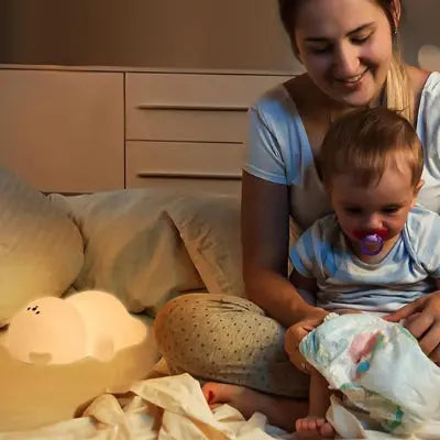 Joie partagée mere fils avec bebe veilleuse ours