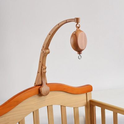 Lit a barreaux avec support pour mobile en bois et boite a musique