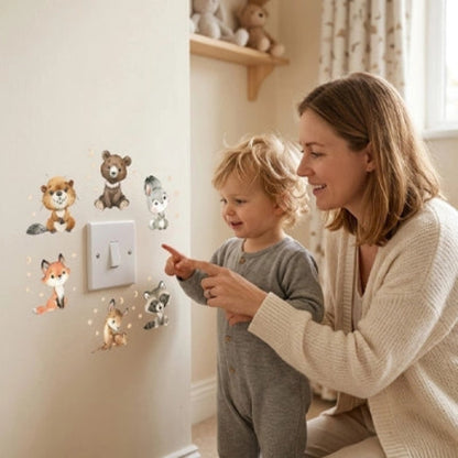 Mère montre le sticker repositionnable chambre bébé à son enfant