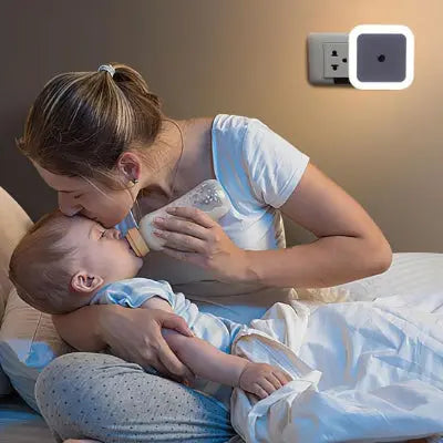 Maman allaite son bébé avec une lumière veilleuse bébé mural carrée blanc 