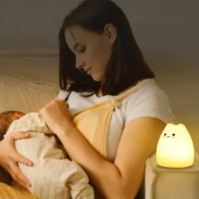 Maman allaite son bébé avec une veilleuse bébé LED chat 