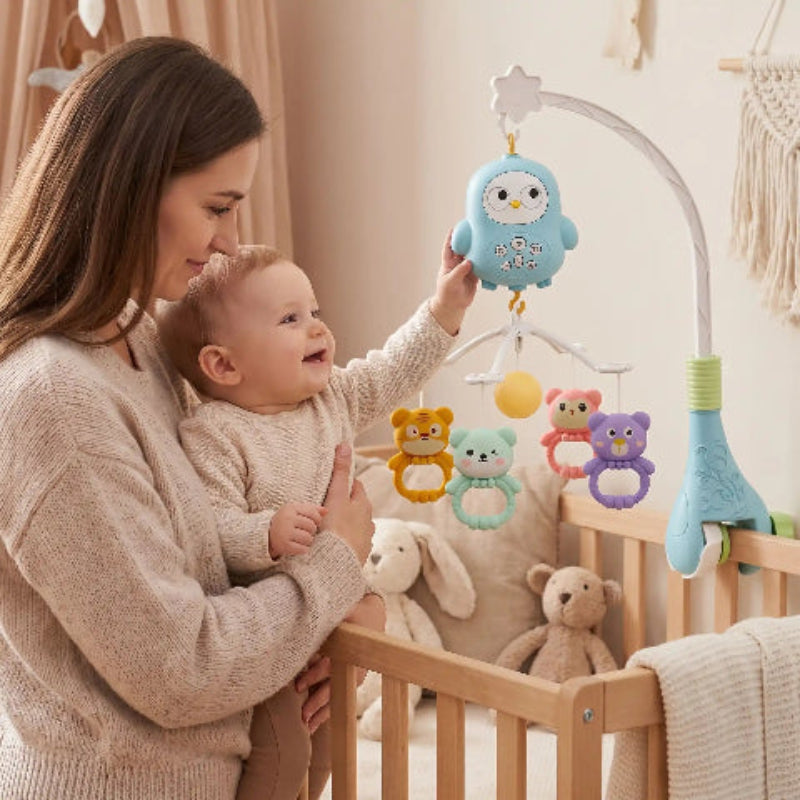 Maman et bébé avec mobile musical bleu et jouets animaux