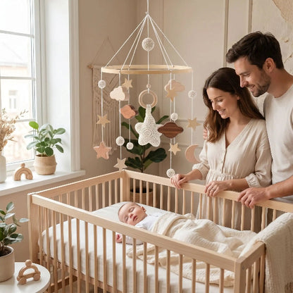Maman installant un mobile bébé étoile en bois