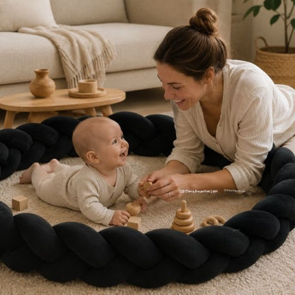 Maman joue avec son bébé entouré d’une tresse de lit 3m noire