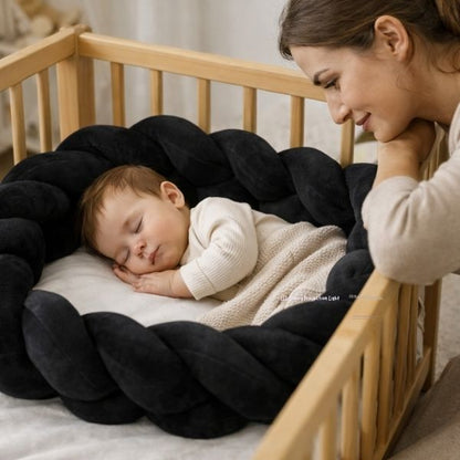Maman observant son bébé endormi entouré d’une tresse de lit 3m noire