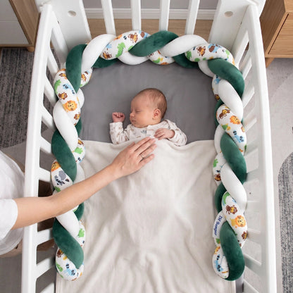 Maman pose la main sur son bébé endormi dans un berceau protégé par une tresse de lit 3m.