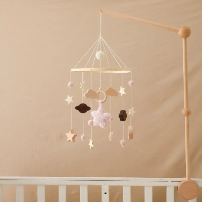 Mobile bébé en bois artisanal pour berceau étoile rose 