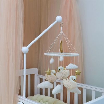 Mobile en bois bébé cygne blanc avec nuages suspendus