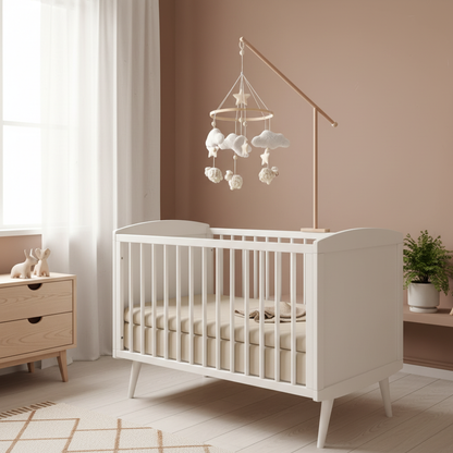 Mobile en bois bébé installé dans une chambre