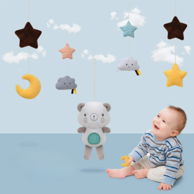 Mobile musical avec étoiles, lune et ourson suspendus