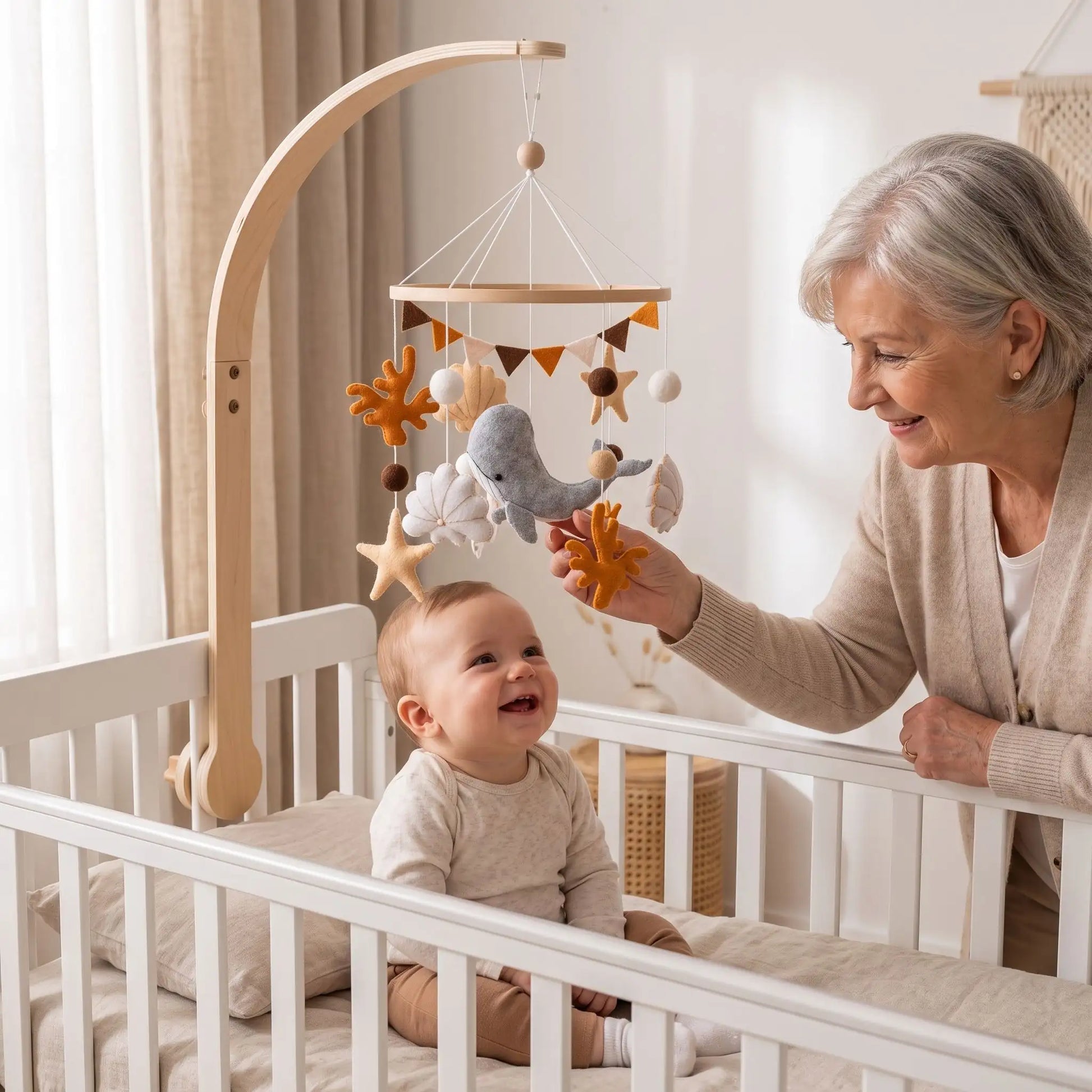 Mobile musical bébé en bois et feutrine  suspendu au-dessus d'un lit de bébé