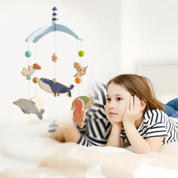 Mobile musical pour bébé et enfant en bois