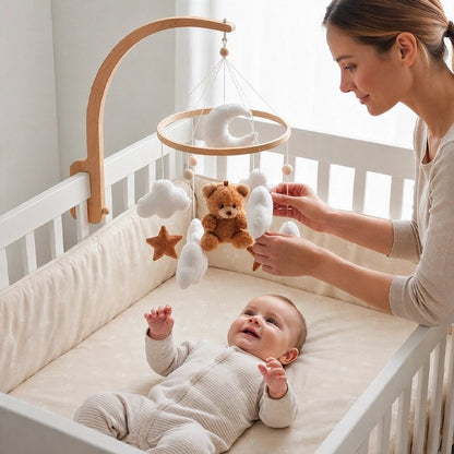 Mobile ourson en bois suspendu au lit de bébé