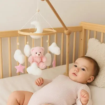 Mobile pour lit bebe rose suspendu au-dessus du berceau avec nuages et étoiles