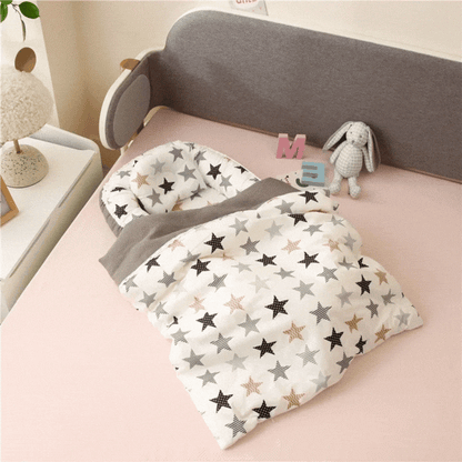 Nid bebe gris à étoiles avec couette assortie en coton.