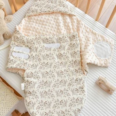 Nid d’ange bébé cocon enveloppant Hibiscus
