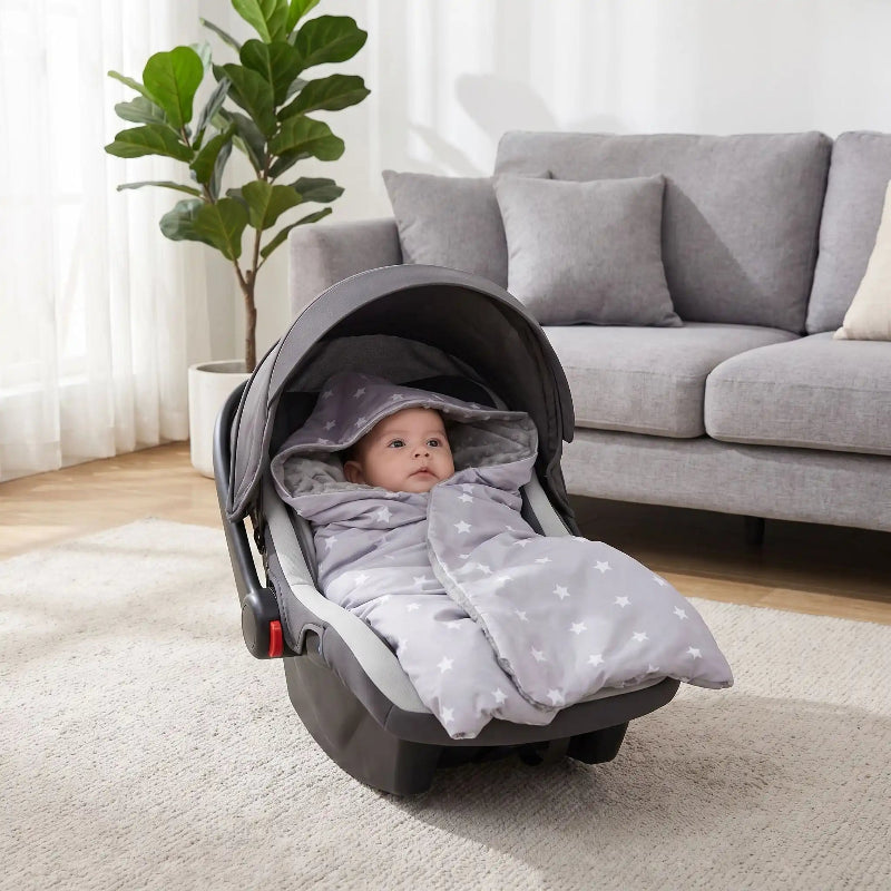 Nid d'ange cosy hiver gris étoilé posé dans le salon
