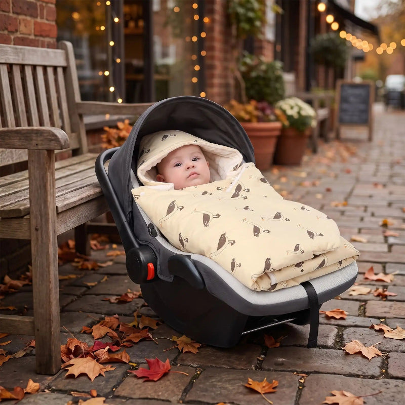 Nid d'ange cosy hiver jaune pâle à oies sur une terrasse en automne