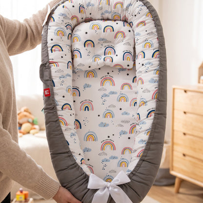 Nid de bébé arc-en-ciel léger, porté par un parent
