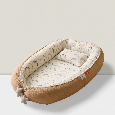 Nid de bébé réducteur de lit beige avec oreiller