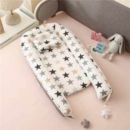 Nid douillet bébé ouvert à plat sur un tapis de chambre d'enfant