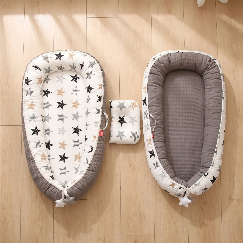 Nid douillet bébé réversible, face étoilée et face taupe avec son oreiller