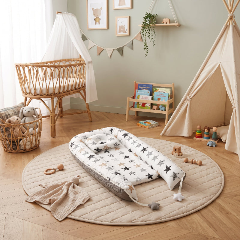 Nid douillet bébé étoilé ouvert dans une chambre d'enfant avec tipi