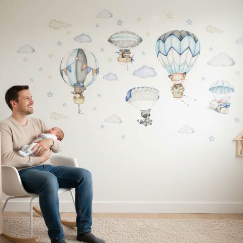 Papa avec son bébé dans un fauteuil devant un mur habillé de stickers muraux enfant thème voyage en montgolfière.
