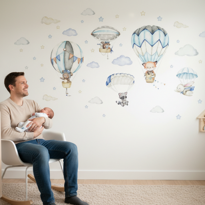 Papa avec son bébé dans un fauteuil devant un mur habillé de stickers muraux enfant thème voyage en montgolfière.