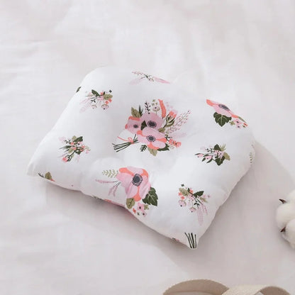 Petit coussin assorti à l'imprimé fleurs roses