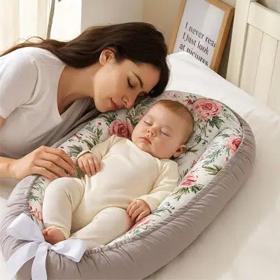 Réducteur de lit bébé BabyNest motif fleurs roses