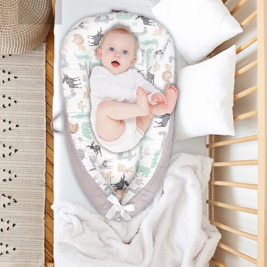 Réducteur de lit respirant en maille 3D blanche pour bébé.