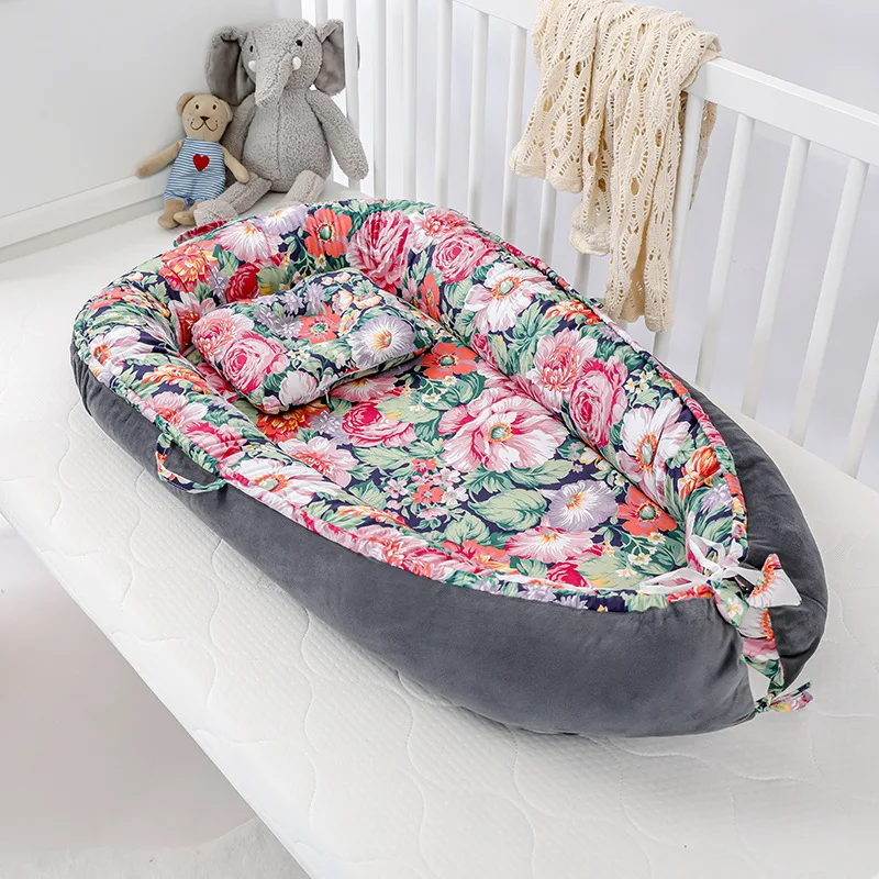 Réducteur de lit bébé floral
