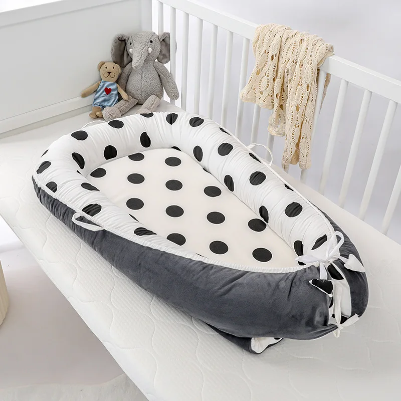 Réducteur de lit bébé noir et blanc
