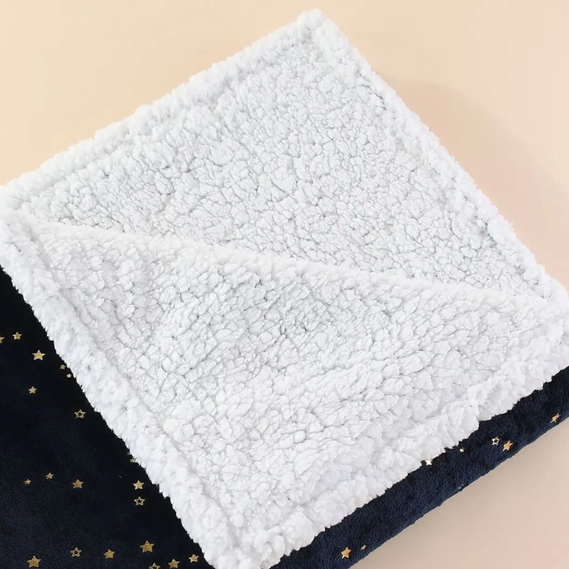 Revers douillet en peluche blanche d'une couverture étoile pour bébé.