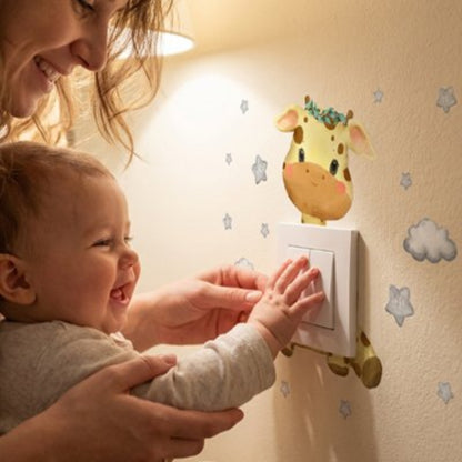 Sticker chambre bébé animaux girafe appliqué à la main sur un mur